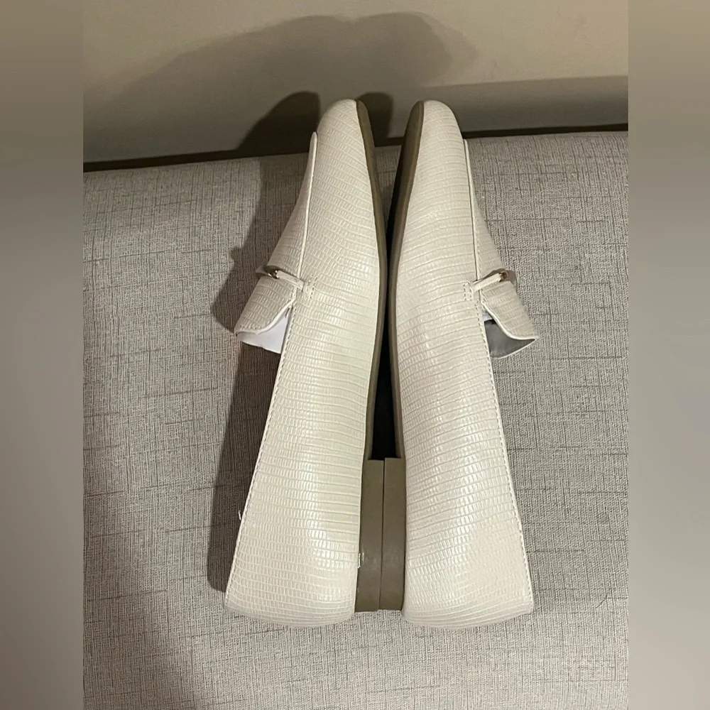 Like New Journee Wrenn Tru Comfort Off white Foam Loafers